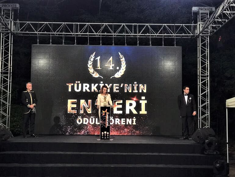Bölüm Başkanımız Prof. Dr.  Zeynep Karahan Uslu’ya ‘Türkiye’nin En’leri Ödülü