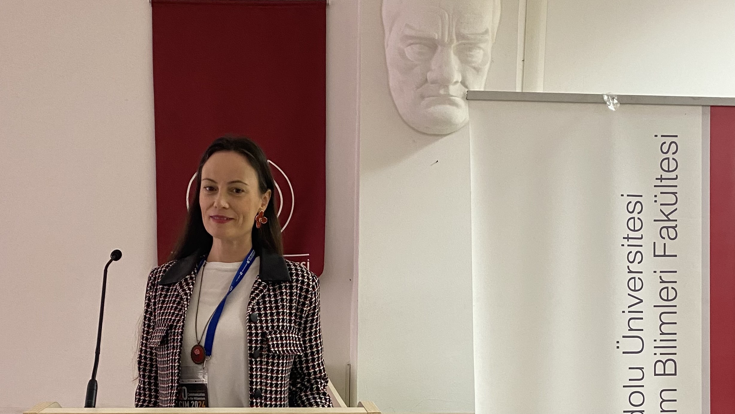 BÖLÜM AKADEMİK PERSONELLERİMİZDEN DOÇ. DR. SEVİLAY ULAŞ 20. ULUSLARARASI İLETİŞİM SEMPOZYUMU’NDA BİLDİRİSİNİ SUNDU